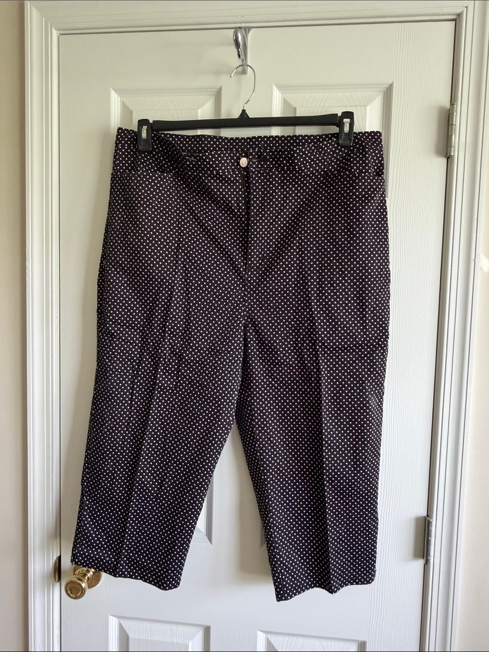 Bill Blass  Black with White Polka Dot Cropped Capris
